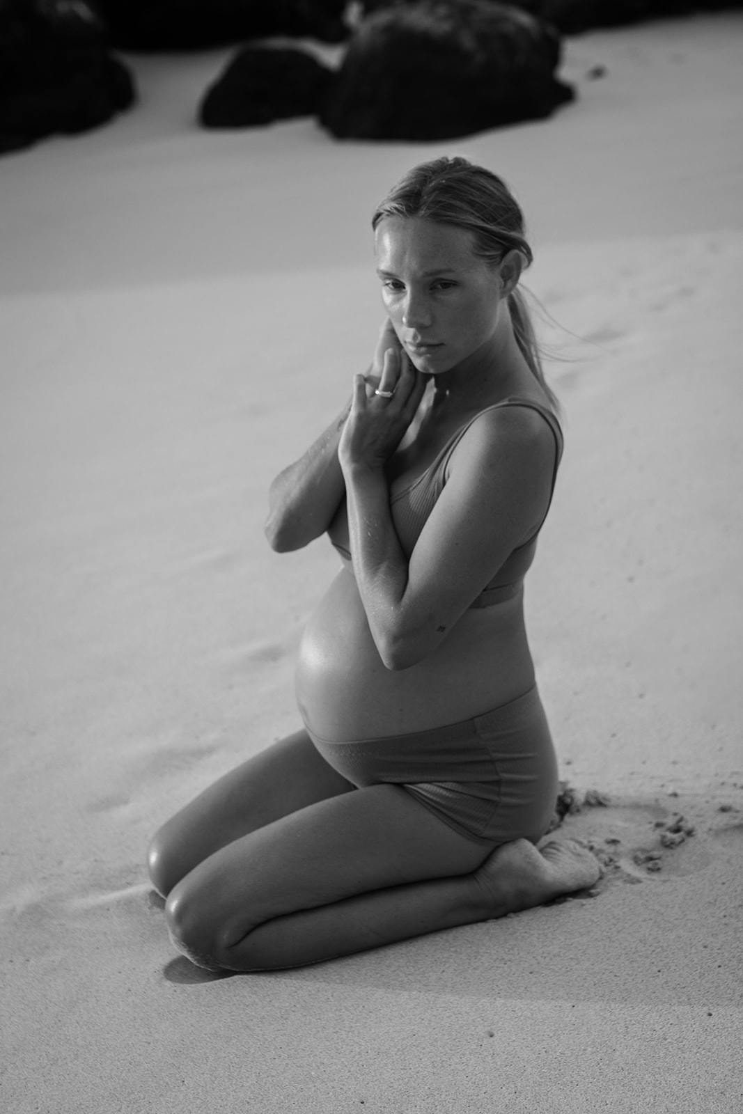 Expert Hawaii maternity photographer for capturing the beauty of your pregnancy in a unique way
