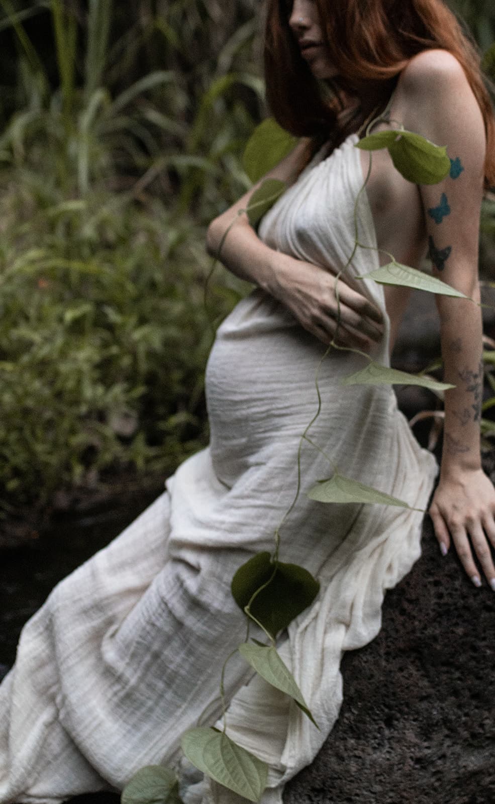 Breathtaking beach maternity photography in Hawaii for cherished memories