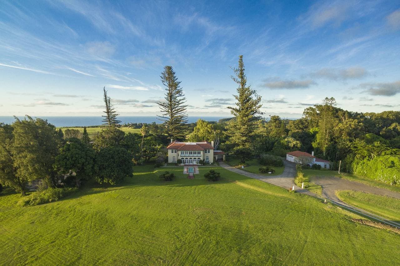 Photographer capturing stunning Maui weddings and events at Hui No'eau Visual Arts Center, Makawao, HI - Salt Drifter Photography.