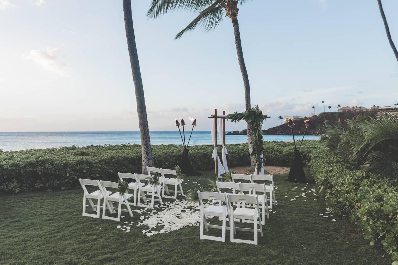 Salt Drifter Photography captures stunning wedding moments at Kaanapali Beach Hotel in Lahaina, HI by Maui.