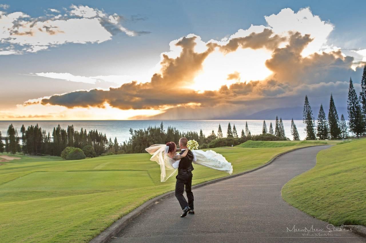 Photographer capturing scenic weddings at The Plantation House Restaurant in Lahaina, HI - Salt Drifter Photography by Maui.