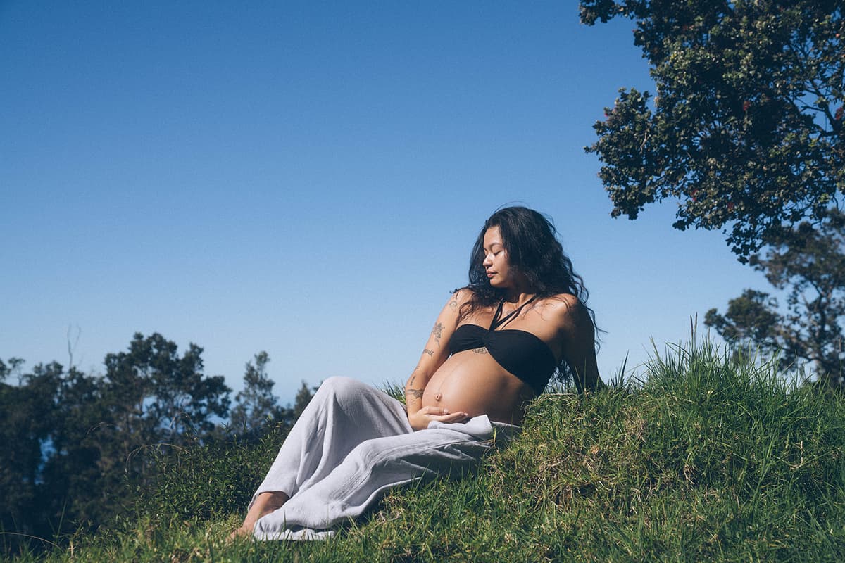 Top Hawaii maternity photographer for capturing your pregnancy journey in a unique way